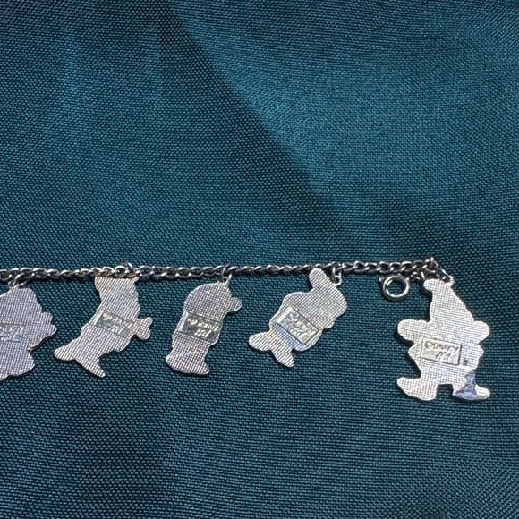 Charming Seven Dwarfs gold tone charm bracelet - Picture 6 of 6